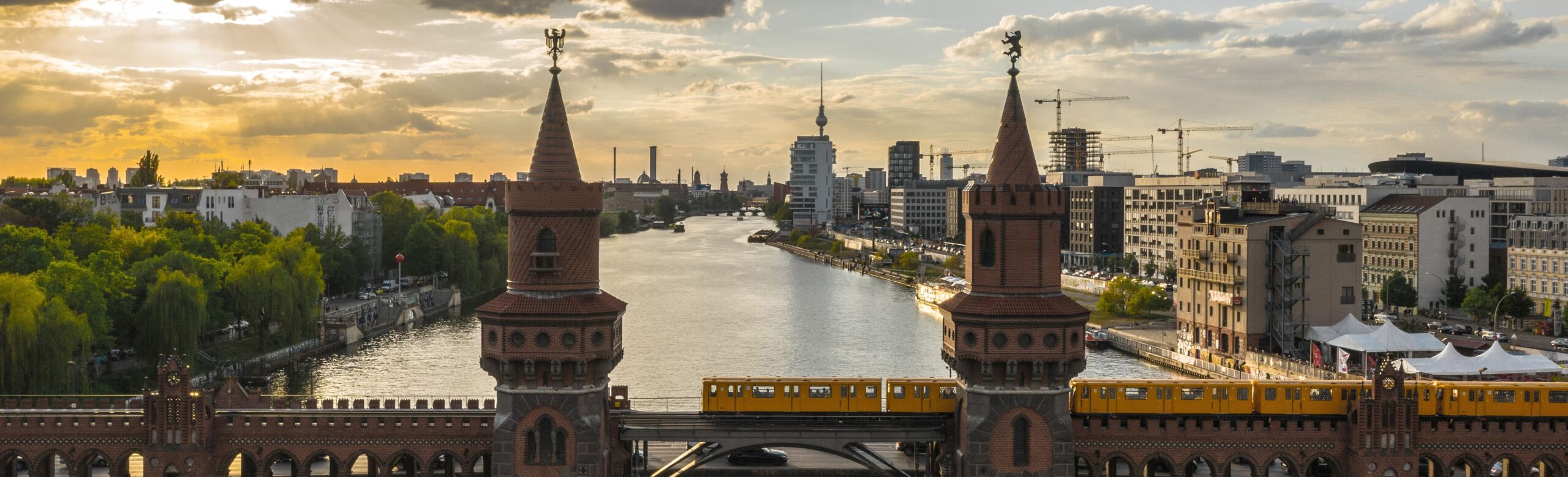 Berliner Skyline mit Oberbaumbrücke und Spree